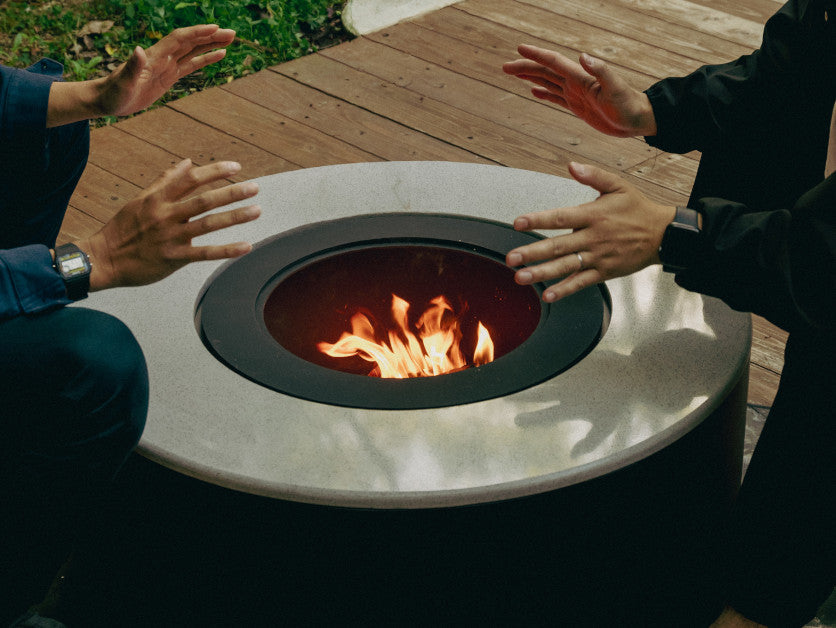 焚き火台で暖を取る